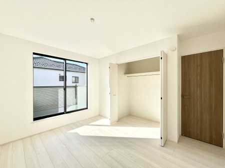 �Q���@�����`Bed Room�`  �S�����ɂ͎��[�N���[�[�b�g�������I���i�g���̂��m���⏬���͂������A�G�ߕ��̂��m���Ȃǂ���������Ɛ������ڂ����܂������܂��B  ������Ԃ��L���g�p�ł��܂��ˁB