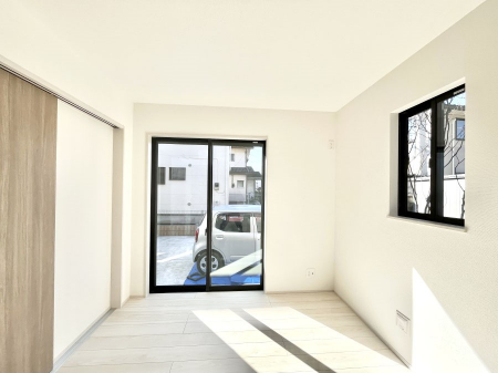 �q�������@�����`Bed Room�`�@�q�������͂��q�l�ɂƂ��đ�Ϗd�Ȗ���������܂��B�q����l�ŉ߂�����Ԃ�^���邱�ƂŁA�h���׋����Ԃ����R�Ƒ����܂����畔���̕Еt����|���Ȃǂ��������ƂɌq����܂��B