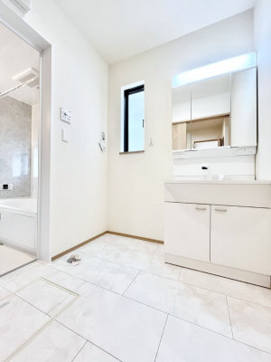 ���̑��@������A�������`Dressing Room�`�@�Â��Ȃ肪���Ȑ��ʏ�����������ƍ̌��Ɗ��C���\�Ȃ̂ŋC�����悭���g�������܂��B�O�ʋ��^�C�v�̐��ʑ�͋������[�ŎU�炩�肪���Ȑ��ʏ����X�b�L����