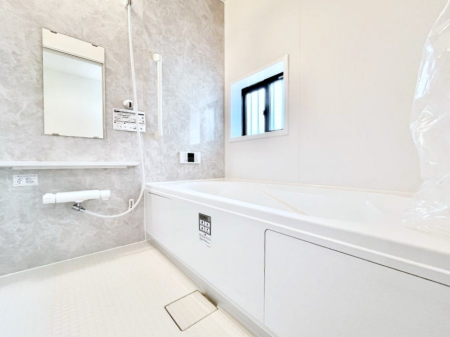 �����@������A�������`Bath Room�`�@���t���̃o�X���[���́A�̌������薾�邭�C�����̗ǂ���Ԃł��B�������邱�ƂŁA���C�����ǍD�B������芰����o�X���[���ŁA�����̃o�X�^�C�����y���݂ɂȂ肻���ł��B