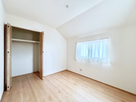 �q�������@������A�������`Bed Room�`�@�q�������͂��q�l�ɂƂ��đ�Ϗd�Ȗ���������܂��B�q����l�ŉ߂�����Ԃ�^���邱�ƂŁA�h���׋����Ԃ����R�Ƒ����܂����畔���̕Еt����|���Ȃǂ��������ƂɌq����܂��B