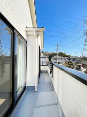 �o���R�j�[�@������A�������`Balcony�`  �傫�ȋ�Ɉ͂܂ꂽ�C�����̂����ƁB  �o���R�j�[��`�������ň��|�I�ȊJ�����ɕ�܂�܂��B  �o���R�j�[�͗z���������݂��z�c����󕨂��C�����悭�������Ƃ��ł��܂��B