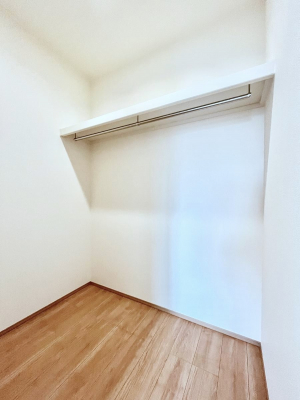 ���̑��@������A�������`Walk-in Closet�`�@��������̗m���������Ă��V���ɂȂ�ɂ����E�H�[�N�C���N���[�[�b�g�B�m���ȊO�ɂ��A���i�g��Ȃ��Ɠd��X�[�c�P�[�X�A�X�g�b�N�i�Ȃǉ��ł��Еt����������Ԃł��B