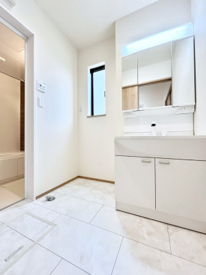 ���̑��@������B�������`Dressing Room�`  ����������F�����œ��ꂳ��Ă���ƁA�X�b�L���Ɛ�������ۂ������܂��B���̗��ɂ͂����Ղ�Ǝ��[�X�y�[�X��W�������I�����́A�V���v�����@�\�����d�����āB