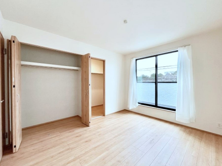 �Q���@������B�������`Bed Room�`  �S�����ɂ͎��[�N���[�[�b�g�������I���i�g���̂��m���⏬���͂������A�G�ߕ��̂��m���Ȃǂ���������Ɛ������ڂ����܂������܂��B  ������Ԃ��L���g�p�ł��܂��ˁB