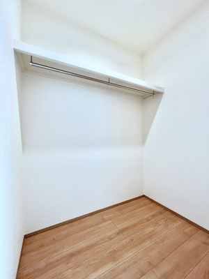 ���̑��@������B�������`Walk-in Closet�`�@��������̗m���������Ă��V���ɂȂ�ɂ����E�H�[�N�C���N���[�[�b�g�B�m���ȊO�ɂ��A���i�g��Ȃ��Ɠd��X�[�c�P�[�X�A�X�g�b�N�i�Ȃǉ��ł��Еt����������Ԃł��B