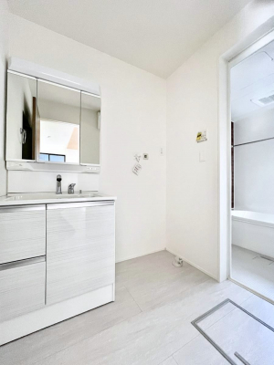 ���̑��@�������P�������`Dressing Room�`  ����������F�����œ��ꂳ��Ă���ƁA�X�b�L���Ɛ�������ۂ������܂��B���̗��ɂ͂����Ղ�Ǝ��[�X�y�[�X��W�������I�����́A�V���v�����@�\�����d�����āB