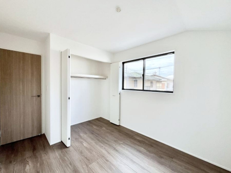 �Q���@�������P�������`Bed Room�`  �S�����ɂ͎��[�N���[�[�b�g�������I���i�g���̂��m���⏬���͂������A�G�ߕ��̂��m���Ȃǂ���������Ɛ������ڂ����܂������܂��B  ������Ԃ��L���g�p�ł��܂��ˁB