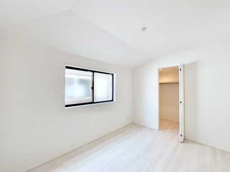 �Q���@�������Q�������`Bed Room�`  �S�����ɂ͎��[�N���[�[�b�g�������I���i�g���̂��m���⏬���͂������A�G�ߕ��̂��m���Ȃǂ���������Ɛ������ڂ����܂������܂��B  ������Ԃ��L���g�p�ł��܂��ˁB