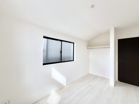 �q�������@�������Q�������`Bed Room�`�@�q�������͂��q�l�ɂƂ��đ�Ϗd�Ȗ���������܂��B�q����l�ŉ߂�����Ԃ�^���邱�ƂŁA�h���׋����Ԃ����R�Ƒ����܂����畔���̕Еt����|���Ȃǂ��������ƂɌq����܂��B