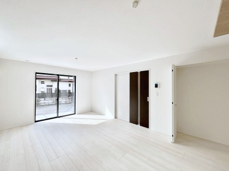 ���r���O�@�������Q�������`Living�`�@�O���̗��Ȃ��V���v���ł�������LDK�B�傫�ȑ�������������������ނ̂Ŏ��������邭�A�Ƒ��̌e���̏�Ƃ��ăs�b�^���ł��B�J�����Ɠ�������̗ǂ��𐥔񂲗����������I