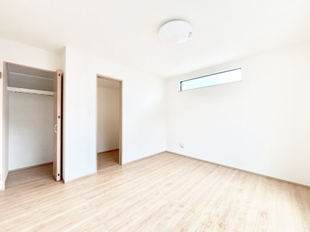 �Q���@�����`Bed Room�`�@�u��������������l�v�Ƃ��v�w�ł�����肭�낰��Q���B�����̉Ǝ��₨�d���ɔ�ꂽ���̓t�J�t�J�̃x�b�g�Ŗ�����Ă��������B�e���r��{�I�������Ă����K�ȍL����������