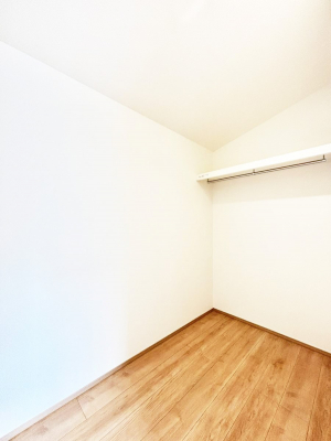 ���̑��@�����`Walk-in Closet�`�@�K�v�Ȃ��̂�R�[�f�B�l�[�g���ꗗ���Ċm�F�ł��A�g�x�x�⏀�����Z���ԂōςރE�H�[�N�C���N���[�[�b�g��ݒu���܂����B�Ƃ̒�����������Ƃ�����֗��Ȏ��[�X�y�[�X�ł��B