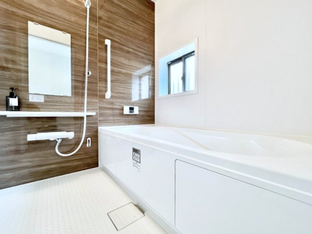 �����@������A�������`Bath Room�`�@���t���̃o�X���[���́A�̌������薾�邭�C�����̗ǂ���Ԃł��B�������邱�ƂŁA���C�����ǍD�B������芰����o�X���[���ŁA�����̃o�X�^�C�����y���݂ɂȂ肻���ł��B