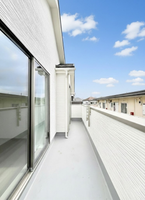 �o���R�j�[�@������A�������`Balcony�`�@������̃o���R�j�[�̑O�ɂ͉_�ȊO�ɑ��z���Ղ���̂�����܂���B�����󕨂������₷���A����薾�邭�C�����̂������������Ă��܂��B�g���₷���J���I�ȃo���R�j�[�ł���