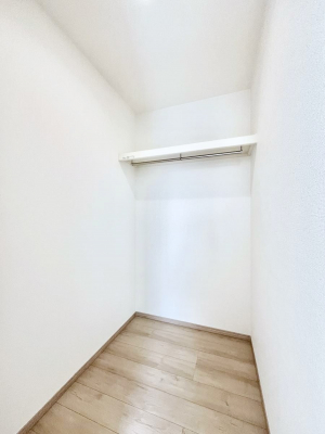 ���̑��@������A�������`Walk-in Closet�`�@��������̗m���������Ă��V���ɂȂ�ɂ����E�H�[�N�C���N���[�[�b�g�B�m���ȊO�ɂ��A���i�g��Ȃ��Ɠd��X�[�c�P�[�X�A�X�g�b�N�i�Ȃǉ��ł��Еt����������Ԃł��B