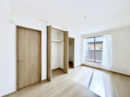 �Q���@������B�������`Bed Room�`�@�u��������������l�v�Ƃ��v�w�ł�����肭�낰��Q���B�����̉Ǝ��₨�d���ɔ�ꂽ���̓t�J�t�J�̃x�b�g�Ŗ�����Ă��������B�e���r��{�I�������Ă����K�ȍL����������