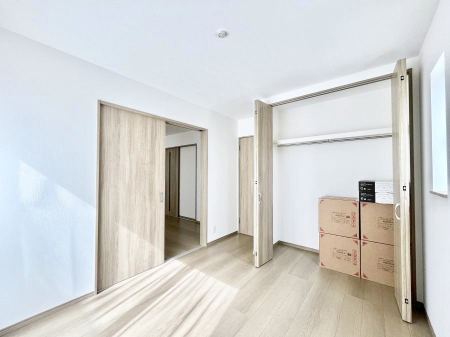 ���̑����ρ@������B�������`Bed Room�`  �S�����ɂ͎��[�N���[�[�b�g�������I���i�g���̂��m���⏬���͂������A�G�ߕ��̂��m���Ȃǂ���������Ɛ������ڂ����܂������܂��B  ������Ԃ��L���g�p�ł��܂��ˁB