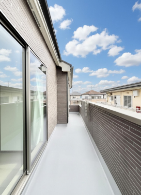 �o���R�j�[�@������B�������`Balcony�`�@������̃o���R�j�[�̑O�ɂ͉_�ȊO�ɑ��z���Ղ���̂�����܂���B�����󕨂������₷���A����薾�邭�C�����̂������������Ă��܂��B�g���₷���J���I�ȃo���R�j�[�ł���