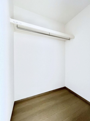 ���̑��@������B�������`Walk-in Closet�`�@��������̗m���������Ă��V���ɂȂ�ɂ����E�H�[�N�C���N���[�[�b�g�B�m���ȊO�ɂ��A���i�g��Ȃ��Ɠd��X�[�c�P�[�X�A�X�g�b�N�i�Ȃǉ��ł��Еt����������Ԃł��B