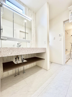 ���ʑ�E���ʏ��@�����`Dressing Room�`  ����������F�����œ��ꂳ��Ă���ƁA�X�b�L���Ɛ�������ۂ������܂��B  ���̗��ɂ͂����Ղ�Ǝ��[�X�y�[�X��W�������I  �����́A�V���v�����@�\�����d�����āB