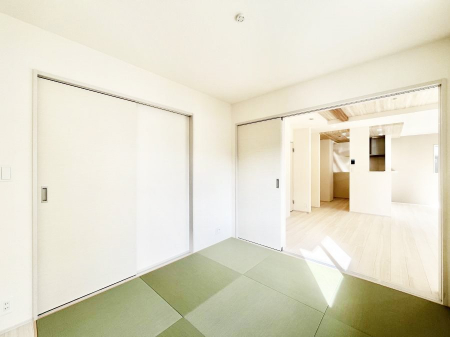 ���̑����ρ@�����`Japanese Room�`�@LDK�אڂ̘a���́A�A�C���������Ȃǉ��l�̉Ǝ��X�y�[�X�Ƃ��āA�܂������Ȃ��q�l�̂��邲�ƒ�ł͂����Q�₨�ނւ��̏�Ƃ��Ă����p���������܂��B