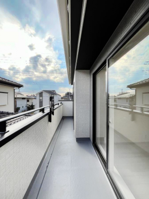 �o���R�j�[�@�����`Balcony�`�@������̃o���R�j�[�̑O�ɂ͉_�ȊO�ɑ��z���Ղ���̂�����܂���B�����󕨂������₷���A����薾�邭�C�����̂������������Ă��܂��B�Ƒ��S�����̐��󕨂���C�Ɋ����܂��B