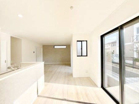 ���r���O�@���邢�z���������A�����̕��͋C�ɖ�������郊�r���O�E�_�C�j���O�B 