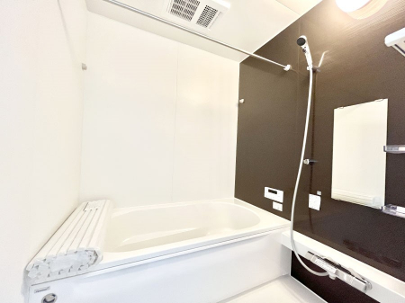 �����@�����`Bath Room�`�@�������������͋C�̗����Ŗ����Ɍ����ă��t���b�V���B���������@�\���t���Ă���̂ŗׂ̐���@�u����Ő􂢏オ�������󕨂��A�J�̓����V�C���C�ɂ������������邱�Ƃ��\�ł��B