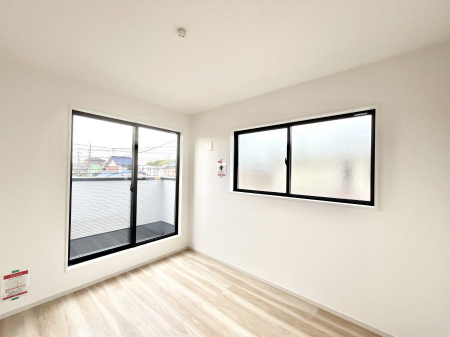 �q�������@�����`Bed Room�`�@�q�������͂��q�l�ɂƂ��đ�Ϗd�Ȗ���������܂��B�q����l�ŉ߂�����Ԃ�^���邱�ƂŁA�h���׋����Ԃ����R�Ƒ����܂����畔���̕Еt����|���Ȃǂ��������ƂɌq����܂��B