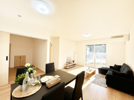 ���r���O�@���邢�z���������A�����̕��͋C�ɖ�������郊�r���O�E�_�C�j���O�B 