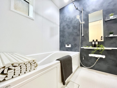 �����@�����`Bath Room�`�@�������������͋C�̗����Ŗ����Ɍ����ă��t���b�V���B���������@�\���t���Ă���̂ŗׂ̐���@�u����Ő􂢏オ�������󕨂��A�J�̓����V�C���C�ɂ������������邱�Ƃ��\�ł��B