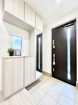 ���ց@�����`Entrance�`�@���ʔ��~���[�t�Ȃ̂ŁA���o�����O�̐g�����Ȃ݃`�F�b�N�Ɂ��􌺊ւ͂��q�l�����o�}�������ԍŏ��̏ꏊ�A�A���Ă��鎞�ɓ���ŏ��̏ꏊ�B����ȏꏊ�����炱���A���ǂ���ԂɁc��