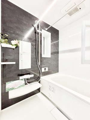 �����@�����`Bath Room�`�@�������������͋C�̗����Ŗ����Ɍ����ă��t���b�V���B���������@�\���t���Ă���̂ŗׂ̐���@�u����Ő􂢏オ�������󕨂��A�J�̓����V�C���C�ɂ������������邱�Ƃ��\�ł��B