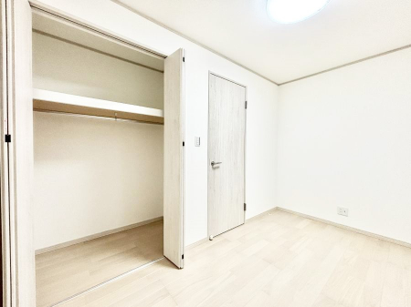 �Q���@�����`Bed Room�`�@�؂̉����肪�₳�����t���[�����O�͈��炬�������炷�v���C�x�[�g��ԁB����߂̃t���[�����O�ł��̂ŁA�ǎ��Ƃ��}�b�`���A���������X�ɍL�������Ă������ʂ��B