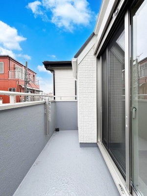 �o���R�j�[�@�����`Balcony�`  �傫�ȋ�Ɉ͂܂ꂽ�C�����̂����ƁB  �o���R�j�[��`�������ň��|�I�ȊJ�����ɕ�܂�܂��B  �o���R�j�[�͗z���������݂��z�c����󕨂��C�����悭�������Ƃ��ł��܂��B