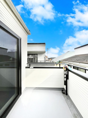 �o���R�j�[�@�����`Balcony�`�@������̃o���R�j�[�̑O�ɂ͉_�ȊO�ɑ��z���Ղ���̂�����܂���B�����󕨂������₷���A����薾�邭�C�����̂������������Ă��܂��B�Ƒ��S�����̐��󕨂���C�Ɋ����܂��B