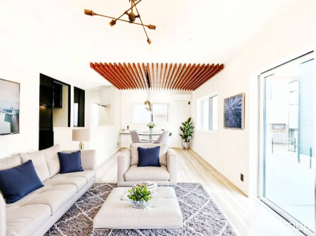 ���r���O�@�����`Living�`�@�Ƒ��̉�b��Ί炪�s���������r���O�ł��B�q���������Ă�p�����Ȃ���A�傫�ȃ\�t�@��_�C�j���O�e�[�u���ł������H���������肭�났�����􂻂�Ȗ������������Ԃł��I���Ƌ��CG�ł�