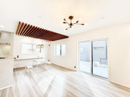 ���r���O�@�����`Living�`�@�O���̗��Ȃ��V���v���ł�������LDK�B�傫�ȑ�������������������ނ̂Ŏ��������邭�A�Ƒ��̌e���̏�Ƃ��ăs�b�^���ł��B�J�����Ɠ�������̗ǂ��𐥔񂲗����������I