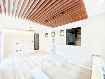 ���̑����ρ@�����`Living�`�@�Ƒ��̐H����c���̂ق��A�q�ǂ���V�΂�����A�F�l���������肷��LDK�͏Z�܂��̒��S�B�����ԉ߂����ꏊ������A���̋�Ԃ͏Z�܂��S�̂̋��S�n�����E���܂��B