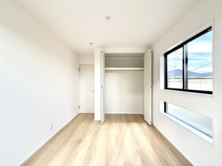 �Q���@�����`Bed Room�`  �S�����ɂ͎��[�N���[�[�b�g�������I���i�g���̂��m���⏬���͂������A�G�ߕ��̂��m���Ȃǂ���������Ɛ������ڂ����܂������܂��B  ������Ԃ��L���g�p�ł��܂��ˁB