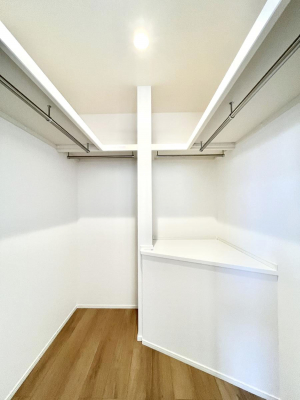 ���̑��@�����`Walk-in Closet�`�@�K�v�Ȃ��̂�R�[�f�B�l�[�g���ꗗ���Ċm�F�ł��A�g�x�x�⏀�����Z���ԂōςރE�H�[�N�C���N���[�[�b�g��ݒu���܂����B�Ƃ̒�����������Ƃ�����֗��Ȏ��[�X�y�[�X�ł��B