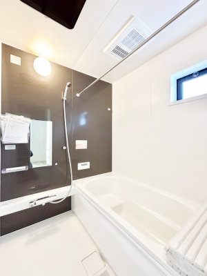 �����@�����`Bath Room�`�@�������Ƒ���L�΂��ē������邱�Ƃ��\�I����̔�������M�d�ȃo�X�^�C���ł��B���q�l�Ƃ��ꏏ�ł��\���ȍL���Ȃ̂ŁA���r���O�Ƃ͈�����Ƒ��c�R�̂ЂƎ������y���݂��������܂��B