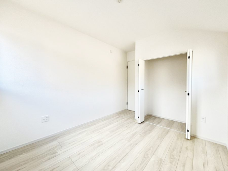 �Q���@�����`Bed Room�`�@�������������̂��ˌ��Ẵ����b�g�ł��B���Ƒ������������ƂŎ苷�Ɋ����Ă����Z�܂����ˌ��Ăł͊e�����v���C�o�V�[��ۂ��Ƃ��ł��܂��B�Z�܂��ɂ�Ƃ肪���܂�S�������b�N�X�ł��܂���