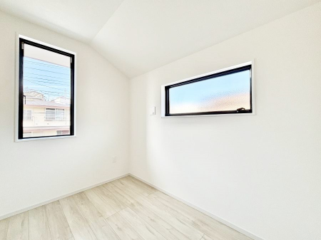 �q�������@�����`Bed Room�`�@�q�������͂��q�l�ɂƂ��đ�Ϗd�Ȗ���������܂��B�q����l�ŉ߂�����Ԃ�^���邱�ƂŁA�h���׋����Ԃ����R�Ƒ����܂����畔���̕Еt����|���Ȃǂ��������ƂɌq����܂��B