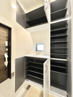 ���̑����ρ@�ݔ���B�����������Ղ���[�ł���V���[�Y�{�b�N�X�ŉƑ��S���̌C���A���ւ�������B  