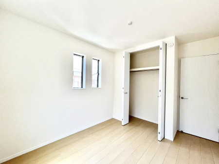 �Q���@������B�������`Bed Room�`  �S�����ɂ͎��[�N���[�[�b�g�������I���i�g���̂��m���⏬���͂������A�G�ߕ��̂��m���Ȃǂ���������Ɛ������ڂ����܂������܂��B  ������Ԃ��L���g�p�ł��܂��ˁB