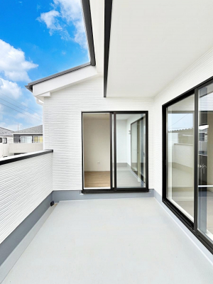 �o���R�j�[�@�����`Balcony�`�@������̃o���R�j�[�̑O�ɂ͉_�ȊO�ɑ��z���Ղ���̂�����܂���B�����󕨂������₷���A����薾�邭�C�����̂������������Ă��܂��B�g���₷���J���I�ȃo���R�j�[�ł���