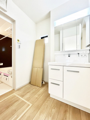 ���ʑ�E���ʏ��@�����`Dressing Room�`�@�\���ȑ傫���̐��ʑ�͎��[�����鎖�Ȃ���A�g�����Ȃ݃`�F�b�N�⎕�����ȂǁA���̍Q�����������Ԃł��z�e�����C�N�ȃX�y�[�X�ŗ]�T�Ƃ�Ƃ�������Ē����܂��B