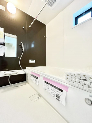 �����@�����`Bath Room�`�@�������������͋C�̗����Ŗ����Ɍ����ă��t���b�V���B���������@�\���t���Ă���̂ŗׂ̐���@�u����Ő􂢏オ�������󕨂��A�J�̓����V�C���C�ɂ������������邱�Ƃ��\�ł��B